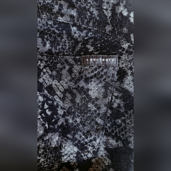 Sanctuary Black and Gray Snake Patterned Leggings - Picture 11 of 11